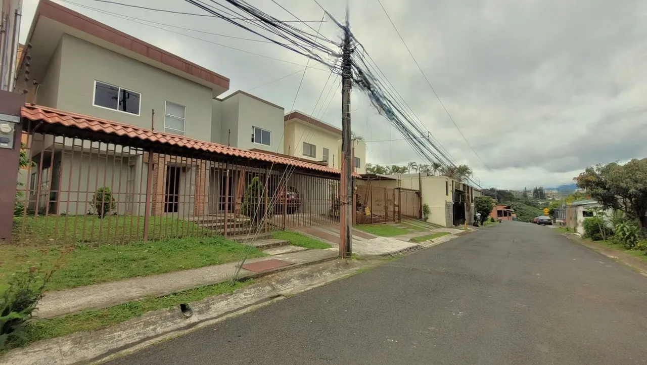 Modern and spacious home on the street leading to Cristo de Sabanilla