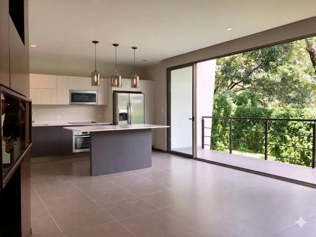 Exclusividad, confort y una hermosa vista natural en este elegante apartamento ubicado en un 2do nivel del ...
