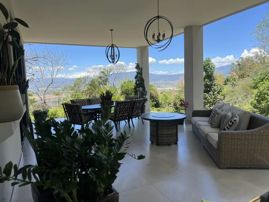 Casa de ensueño con vistas panorámicas desde cada ángulo — lujo y diseño contemporáneo