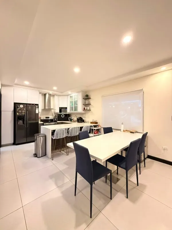 Moderna Casa en Venta en Santa Ana con Jardín