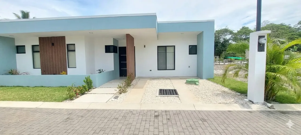 Venta de Casa de un Nivel con Piscina Privada en Bejuco – Totalmente Amoblada
