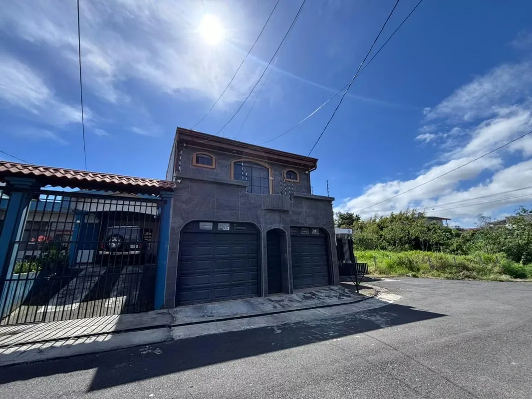 ¡Espaciosa Casa Familiar en Coronado! 4 Habitaciones, Patio de 75 m² y 2 Parqueos