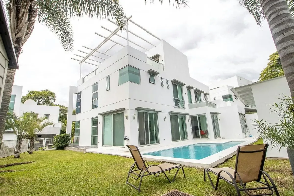 Located in one of the most exclusive and secure condominiums in Escazú, this spectacular three-level corner residence offers an impeccable ...
