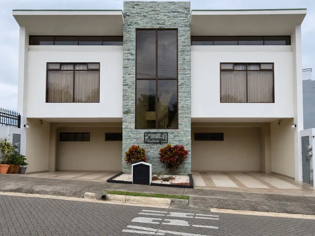 Venta de edificio con 3 apartamentos en Condominio Terrafé, Heredia