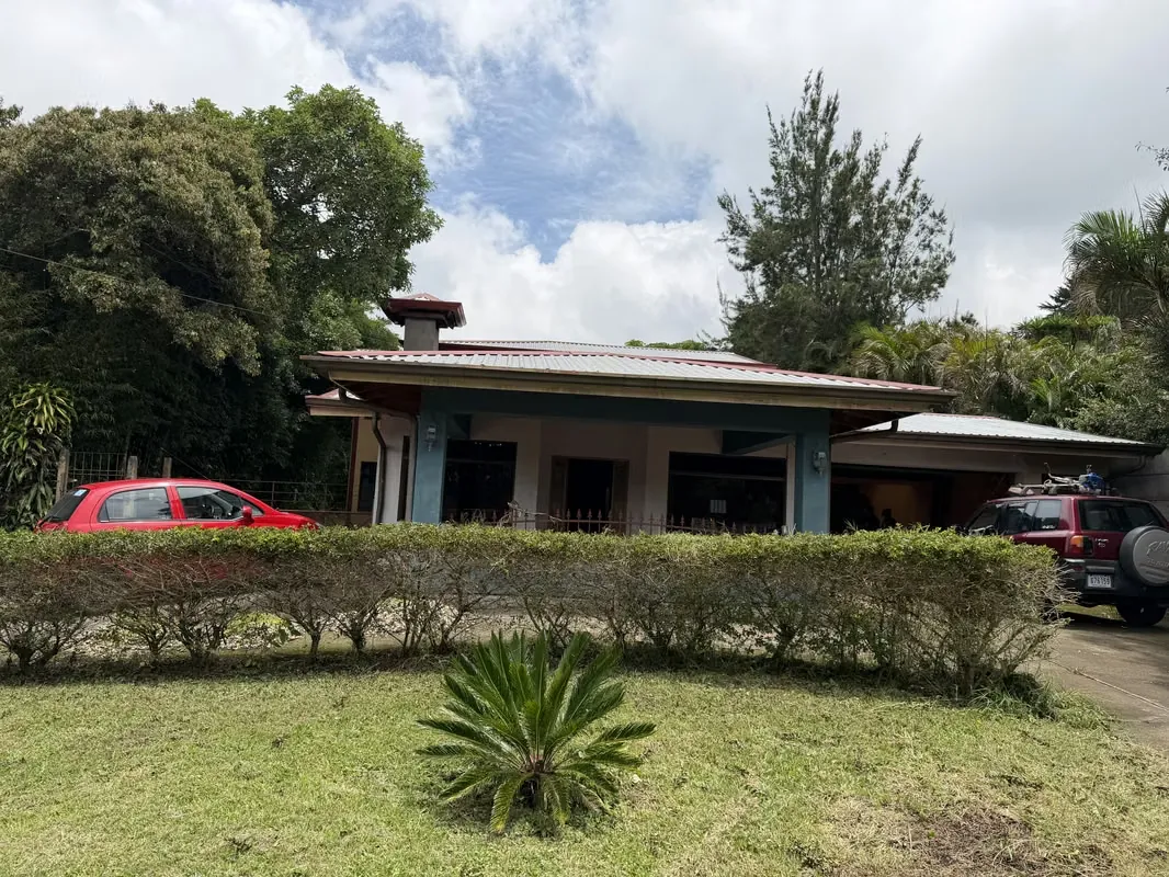 Vendo casa en Ángeles de San Rafael, Heredia. Propiedad 2.000 m2 con casa amplia