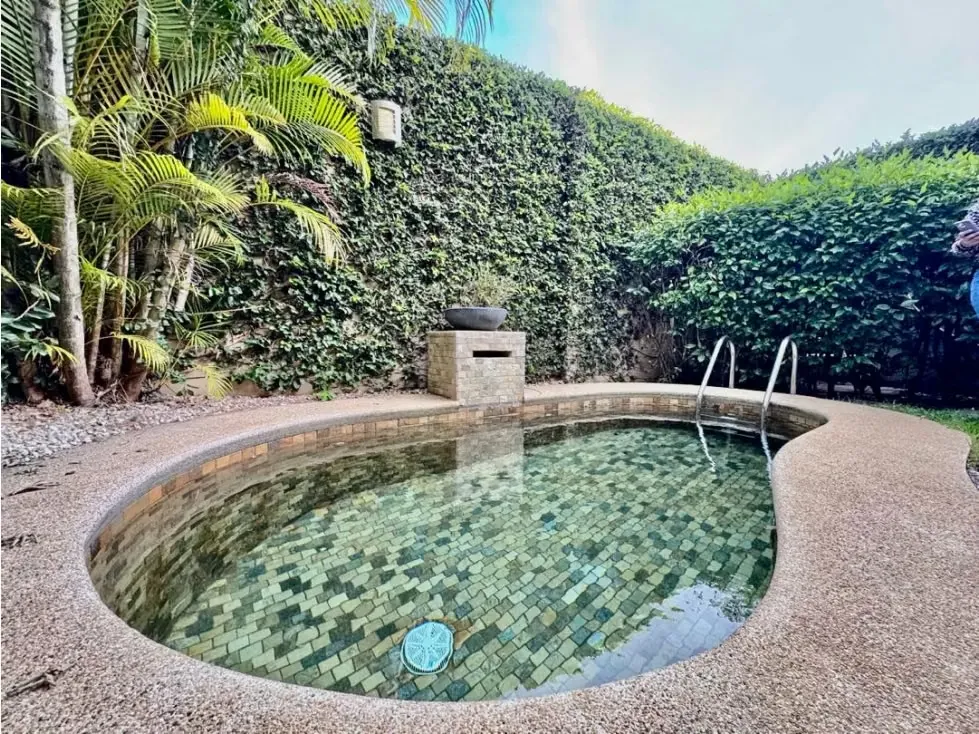 Casa en venta con piscina privada en Condominio Pozos Santa Ana