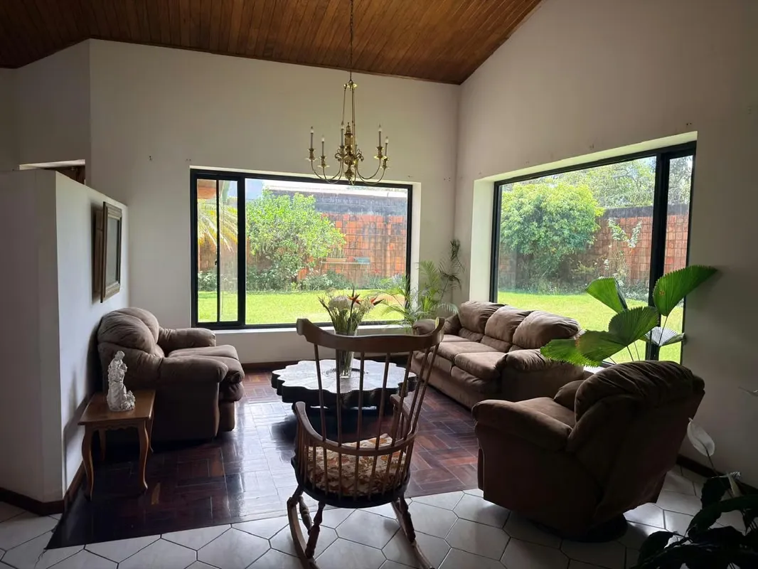Venta de Amplia casa de un solo nivel en Curridabat.