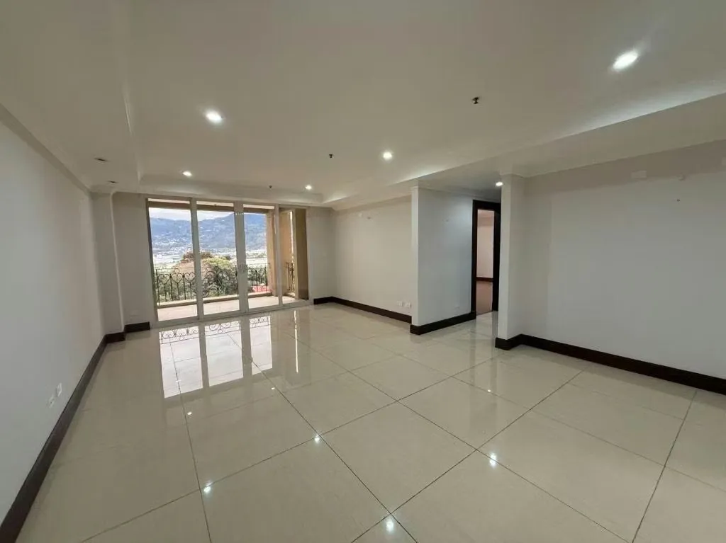 Alquiler de amplio apartamento en La Sabana