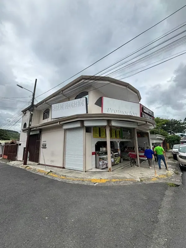 Se vende excelente propiedad esquinera con uso de suelo mixto, ubicada en una zona de alto tránsito vehicular y peatonal, ideal para ...