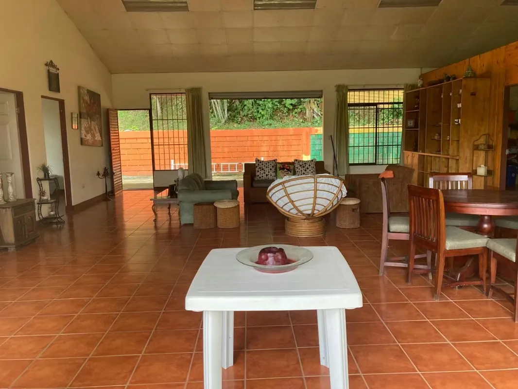 Un lugar rodeado de naturaleza, con un ambiente tranquilo ideal para vivir o vacacionar.