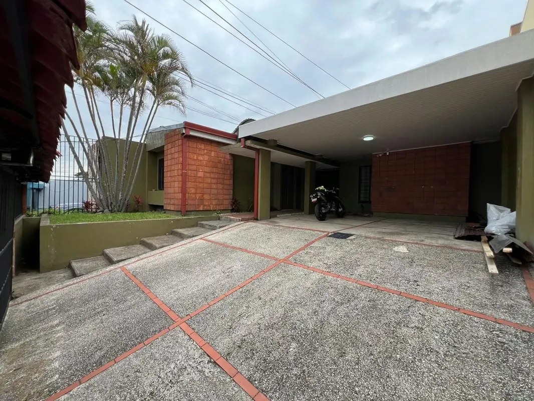 Single-story house with the following features: