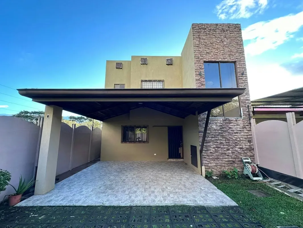 Conozca esta moderna casa ubicada en las montañas de Heredia, con un clima cálido y hermosas vistas.