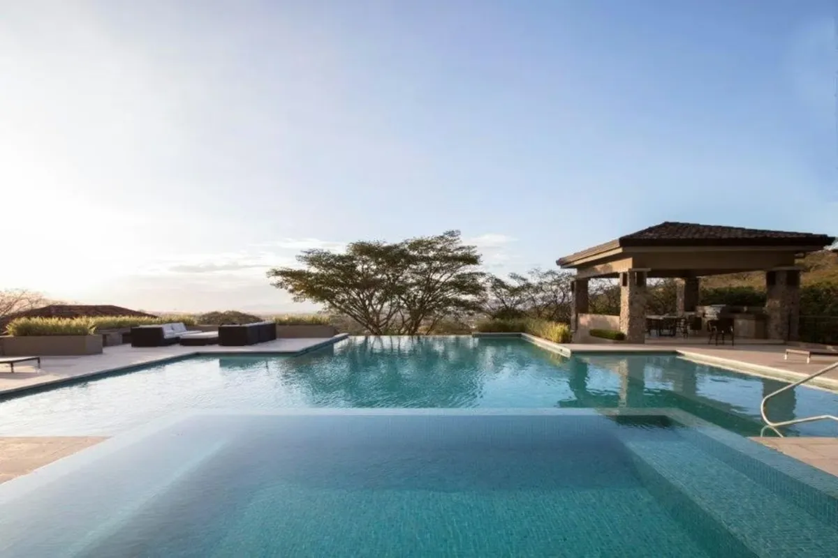 House for Sale - Santa Ana - Where Luxury and Success Find Their Home!