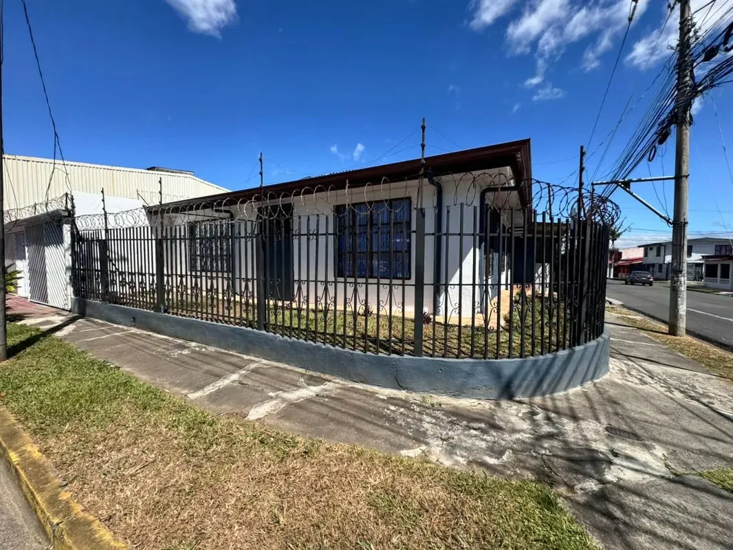 Venta de Casa esquinera en el Centro de Desamparados -EU