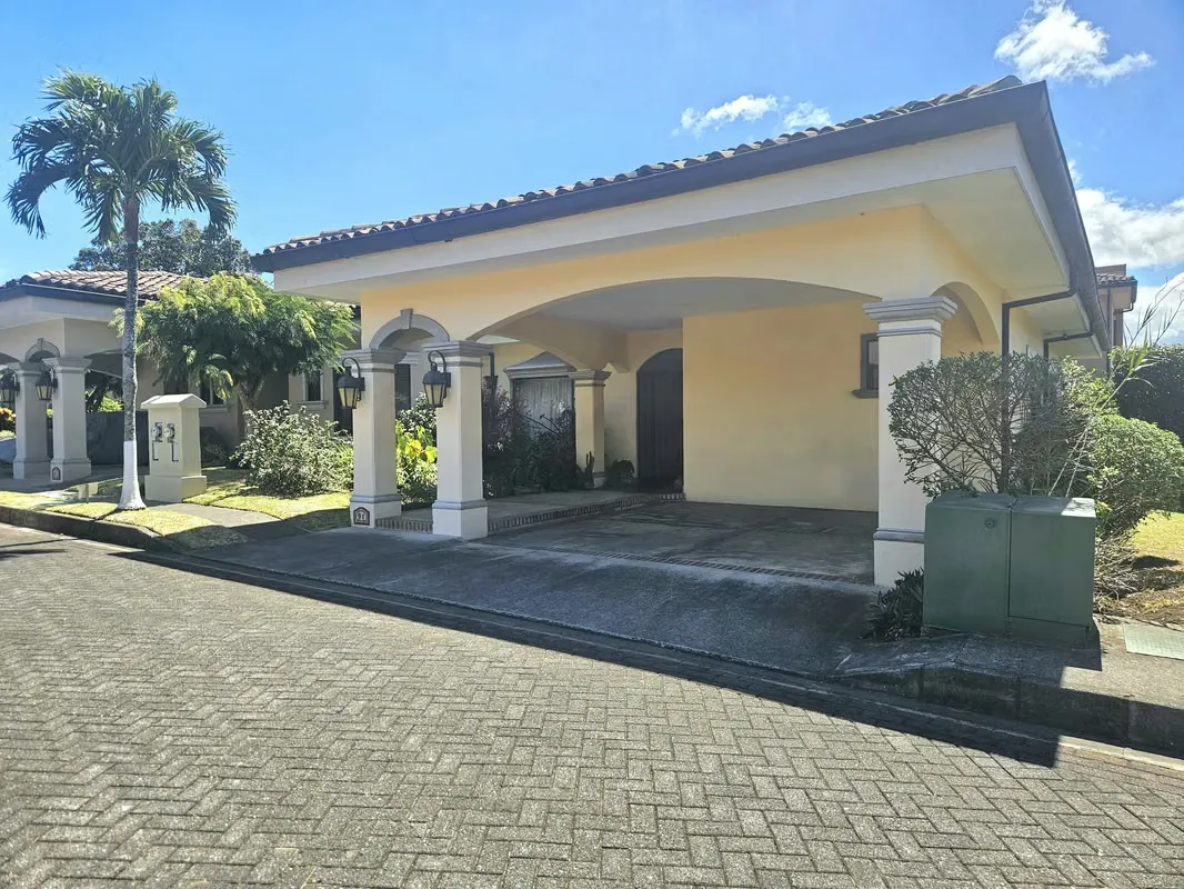 Venta de Casa de una planta en Condominio en La Ribera de Belén GUM