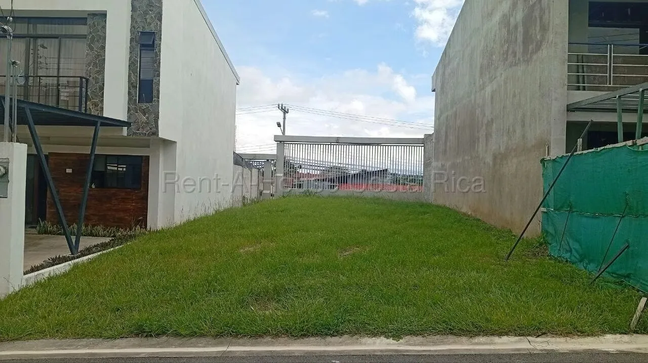 175 mt2 de Lote en Condominio Brasil de Santa Ana