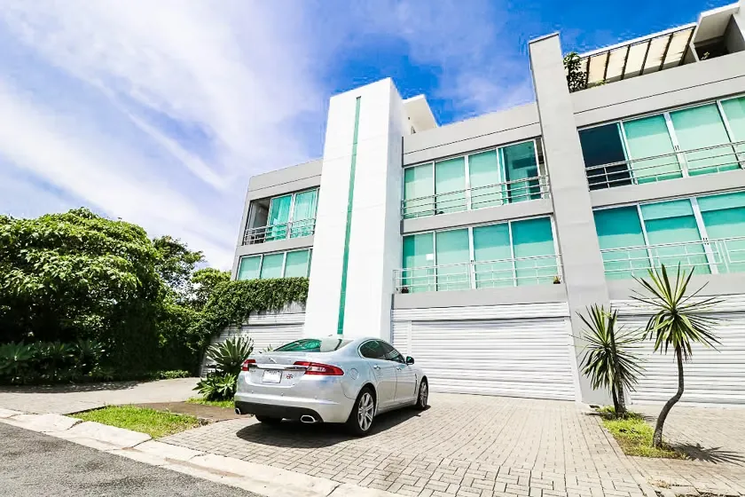 CONDO LOFT CON VISTA EN GUACHIPELIN X MULTIPLAZA ESCAZU
