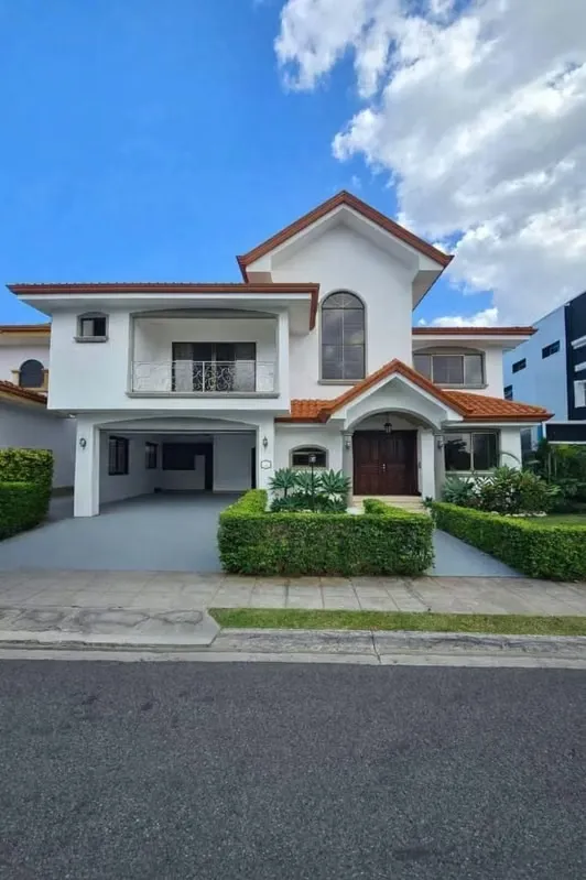 Beautiful and spacious luxury house located in Santa Ana, ideal for families looking for comfort, privacy and ...