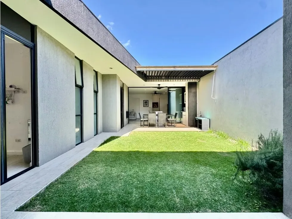 Ubicada en el exclusivo Condominio en Santa Ana, esta residencia combina diseño contemporáneo con funcionalidad y buen ...