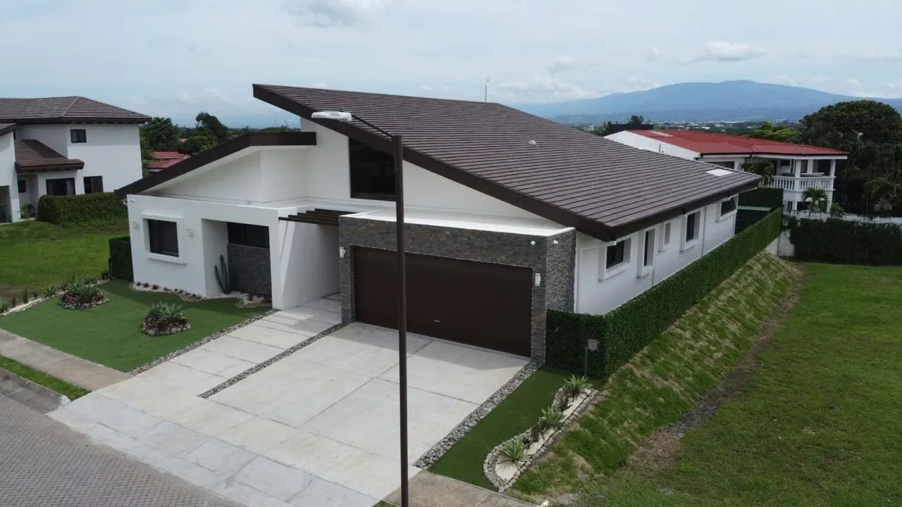 Venta casa moderna con piscina interna y gimnasio privado #26-713 GS