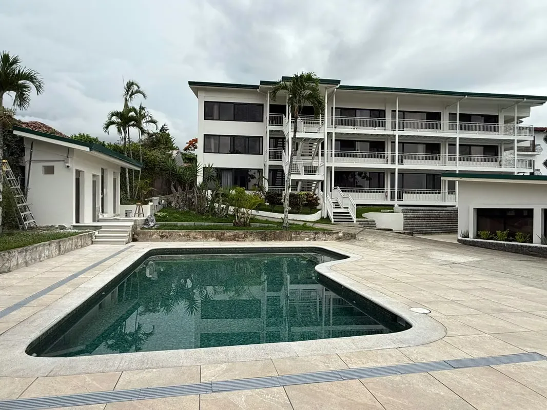 Ubicado en una de las zonas más exclusivas y convenientes de Escazú, este hermoso apartamento combina comodidad, seguridad y finos acabados.