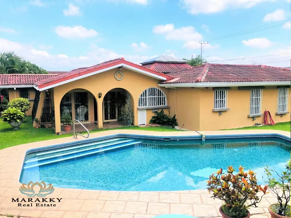 Casa en Venta en Residencial Los Laureles - San Rafael de Escazú
