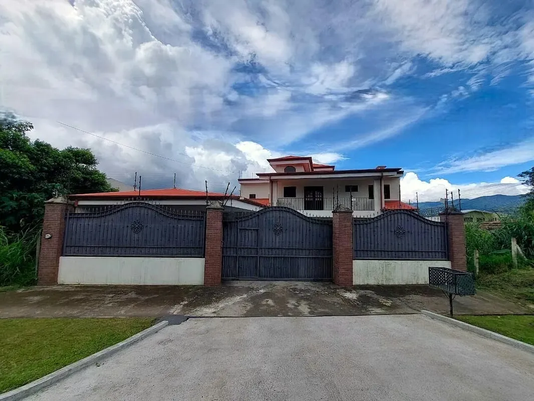 HA Se vende gran casa en San Miguel, Santo Domingo, Heredia #26-693