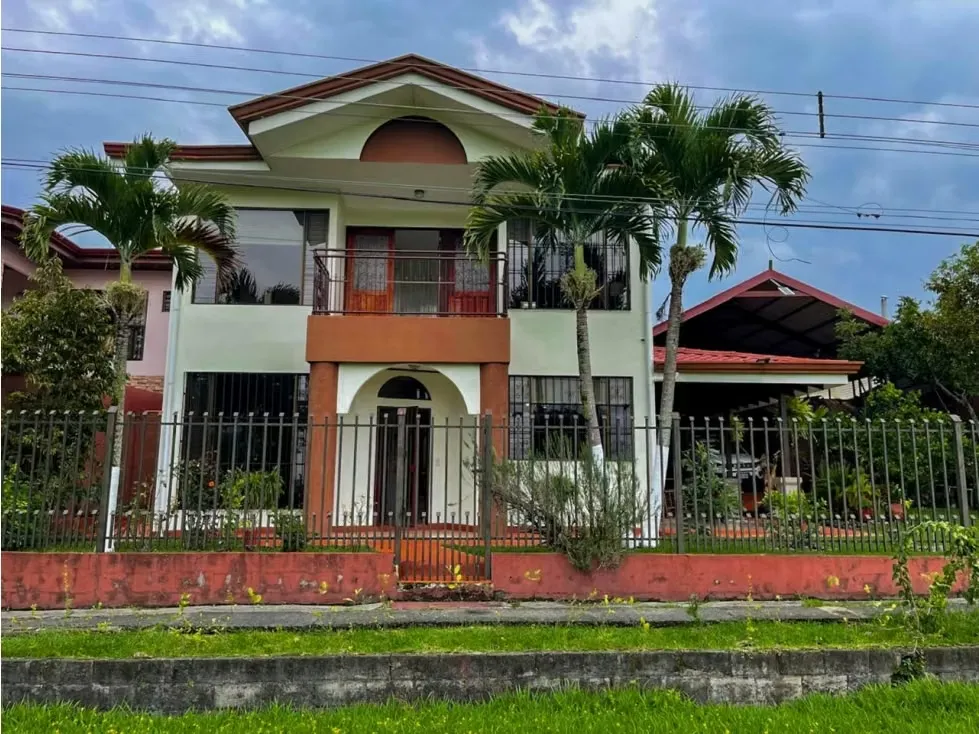 Venta de amplia casa familiar con excelentes acabados y amplios espacios