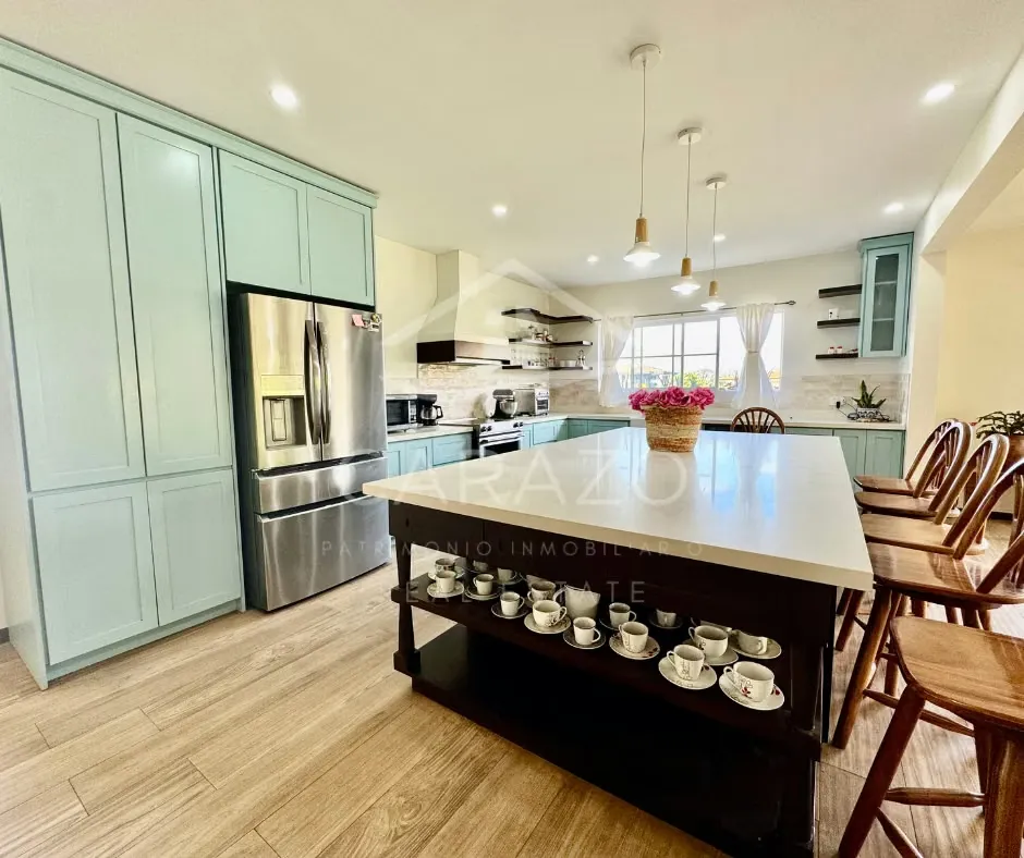 Esta hermosa residencia de estilo contemporáneo suburbano, ubicada en Ciudad Hacienda Los Reyes, combina diseño moderno, ...