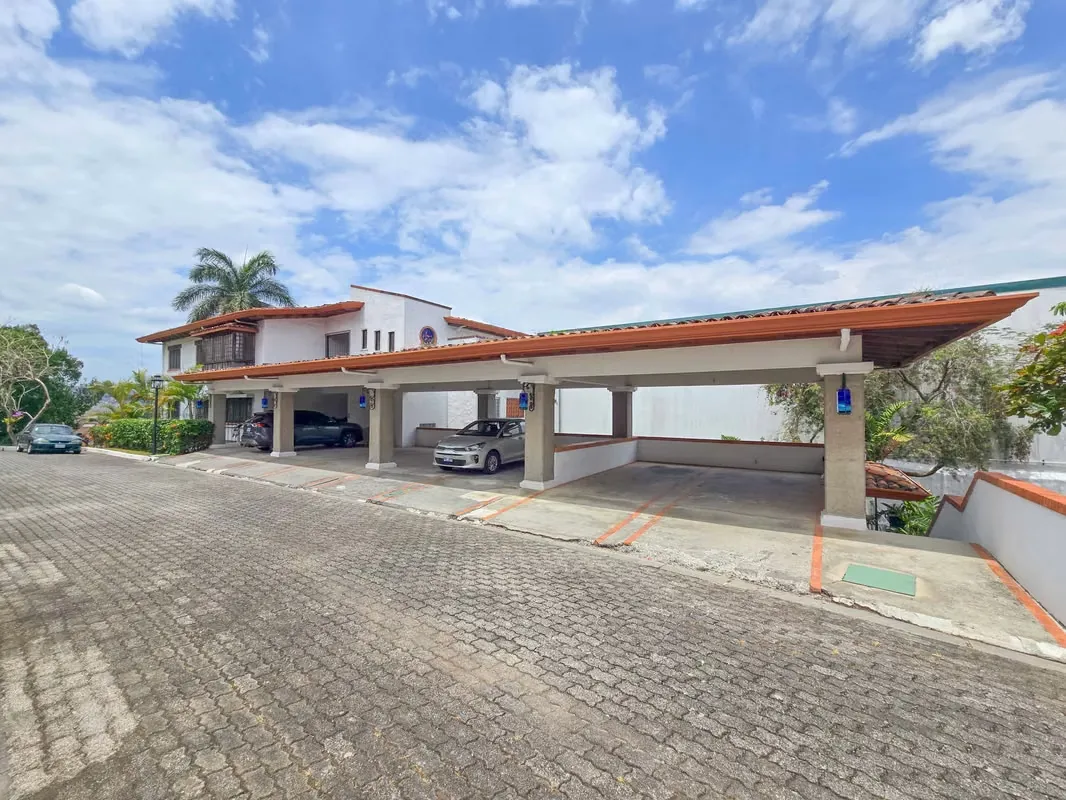 Apartamento en alquiler en Escazú | 190m2 habitables, 2 parqueos