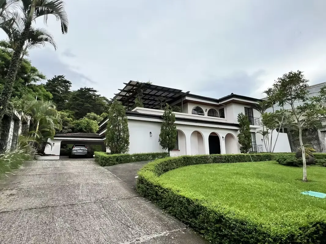 SAN RAFAEL DE ESCAZU CASA INDEPENDIENTE DE 4 HABITACIONES - 1,394m²