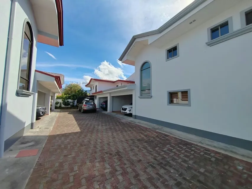 VENTA Casa Amplia de Tres Habitaciones y Tres Parqueos en Santa Ana En Condominio