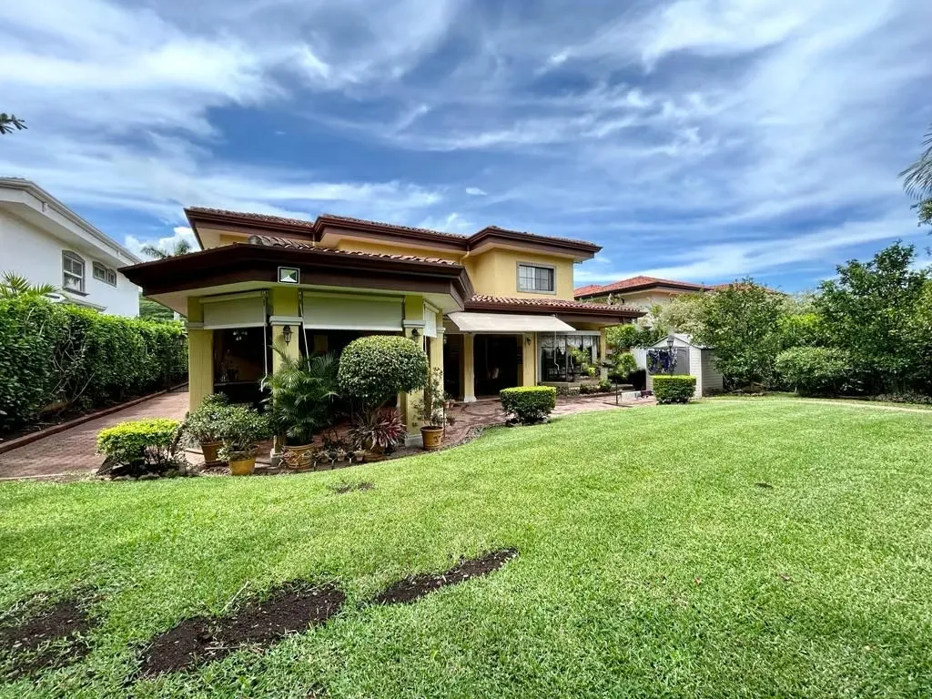 Venta Exclusiva Residencia en Valle del Sol, Santa Ana