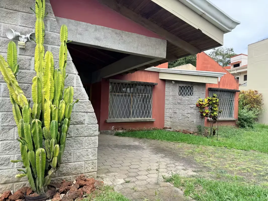 Venta de casa Independiente en Guachipelín | 1,103 m² de Terreno | Cerca de Distrito 4
