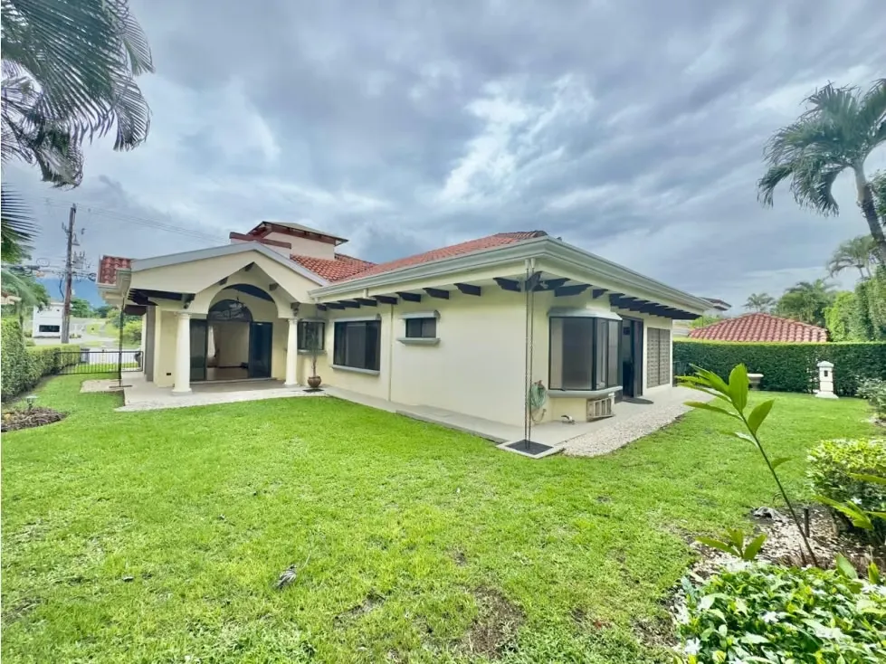 Descubre esta hermosa casa de una sola planta, ideal para quienes buscan comodidad, seguridad y una ...