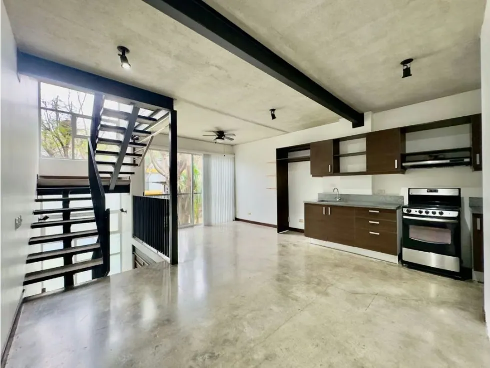 Hermoso apartamento de estilo contemporáneo de tres niveles en venta: