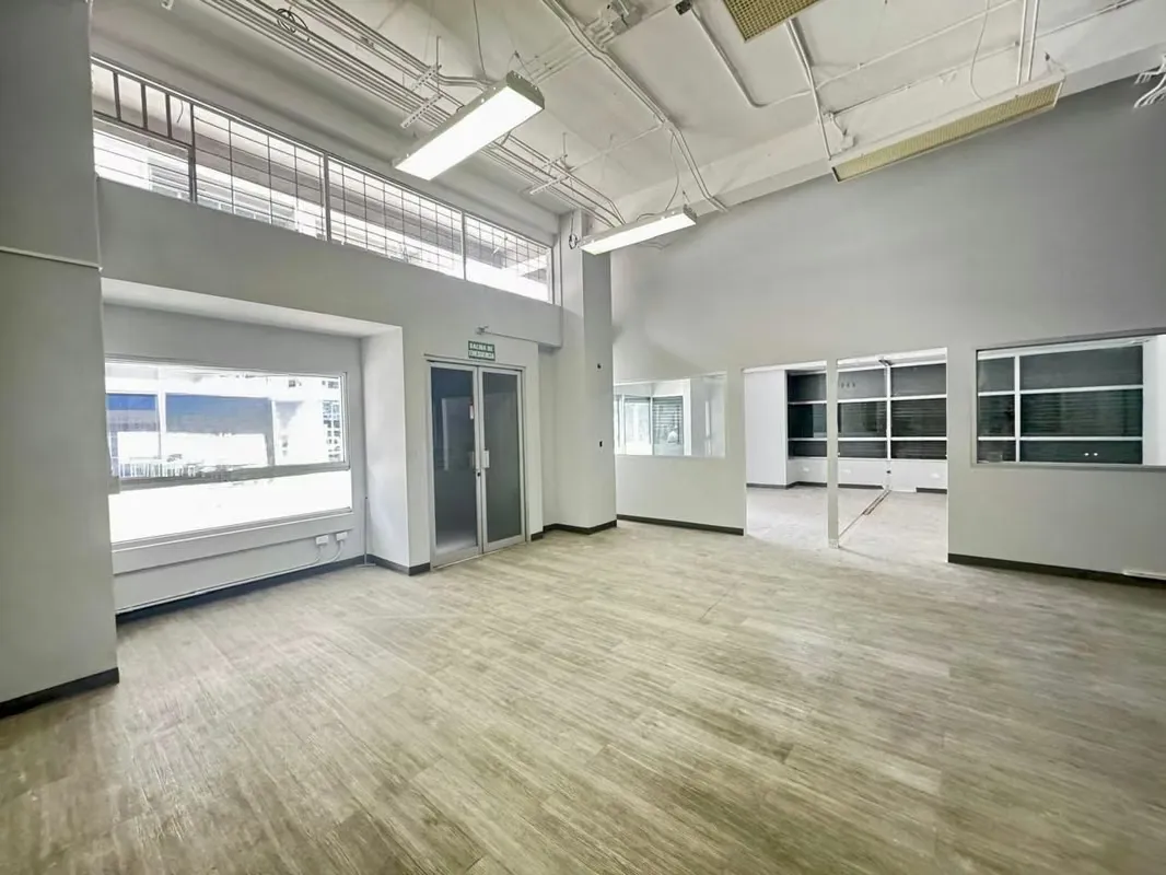 Commercial space for rent in the heart of San José, located on the first floor (ground level) of the building.