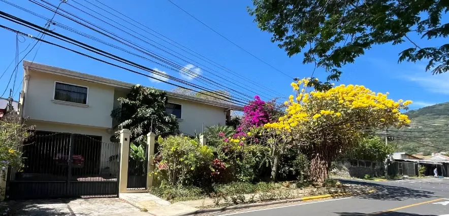 Spacious Mixed-Use Home, 3 Bedrooms, Garden & Remodeled Kitchen. For Sale by Owner.