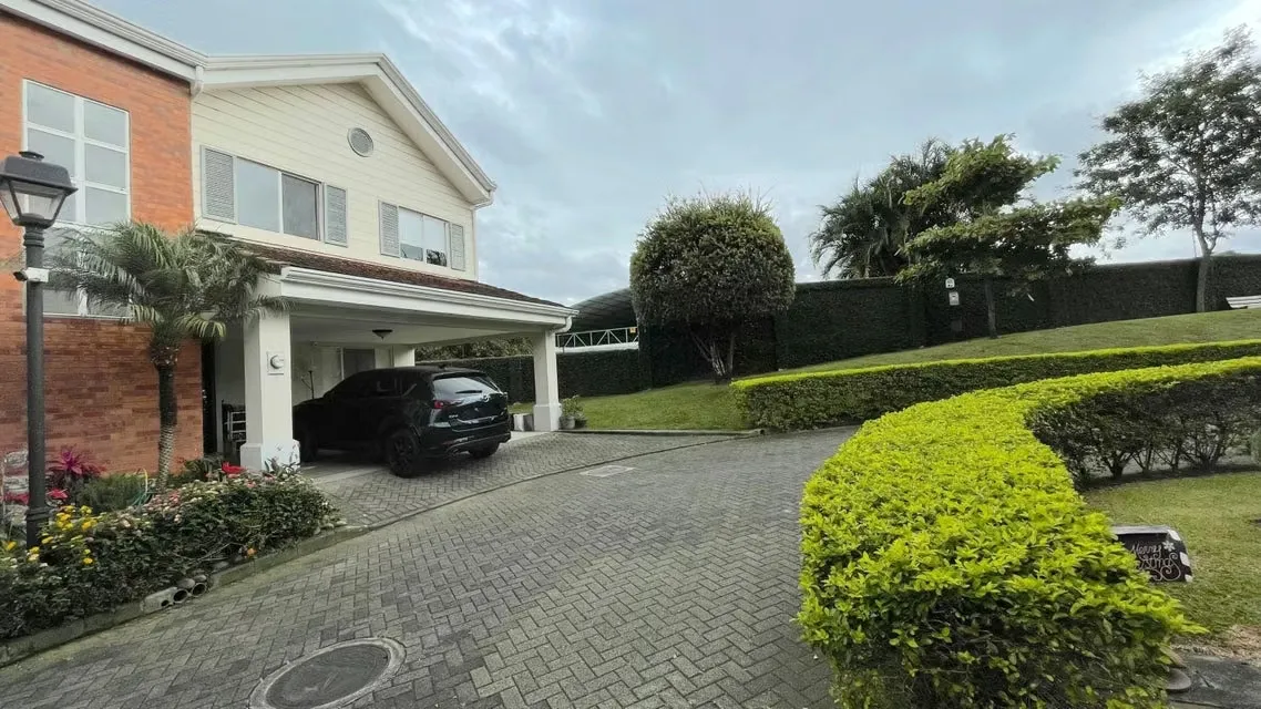 Venta de Casa en San Antonio de Escazú. 26-370 PRECIO NEGOCIABLE