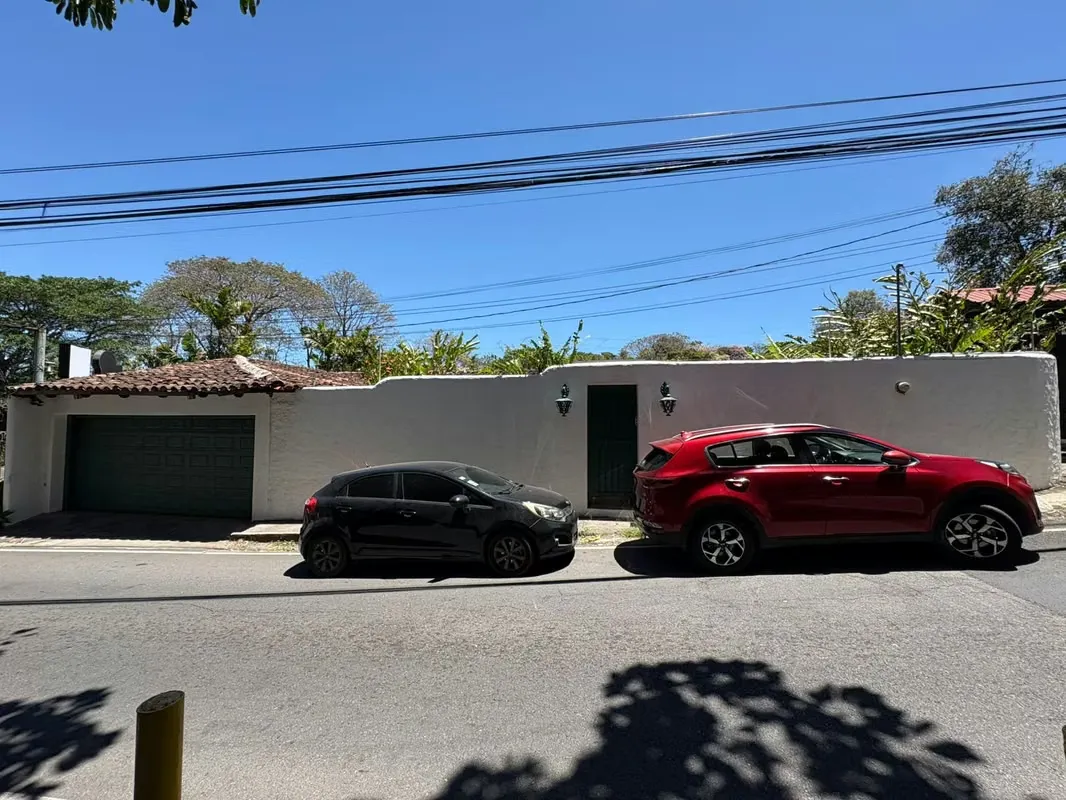Casa en venta San Rafael de Escazú. Estilo Colonial, 4 habitaciones