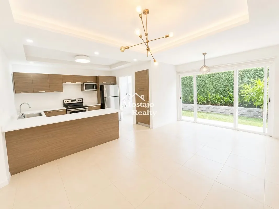 Venta de Casa, moderna, Condominio en Santa Ana