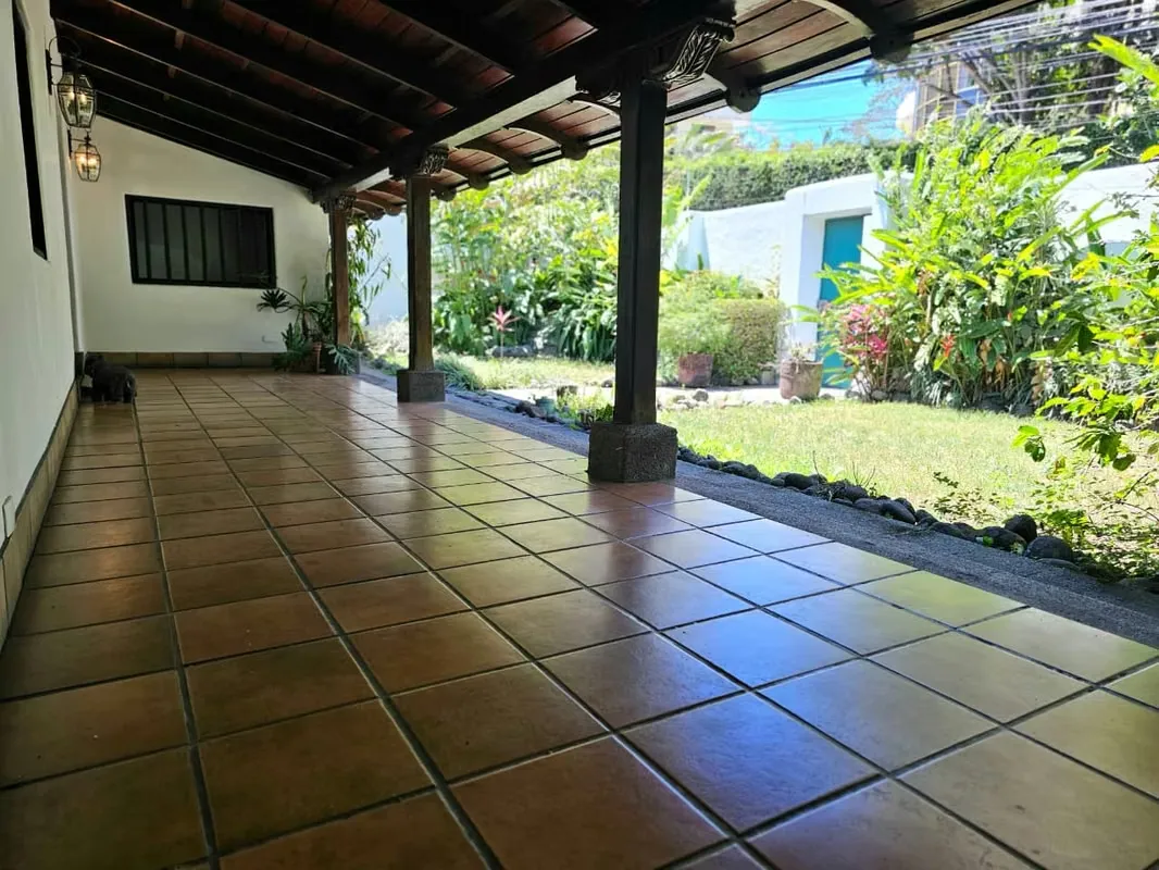 Escazu - Venta de Casa Amplia