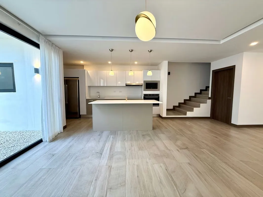 ALQUILER DE CASA EN SANTA ANA URBANO CON LINEA BLANCA