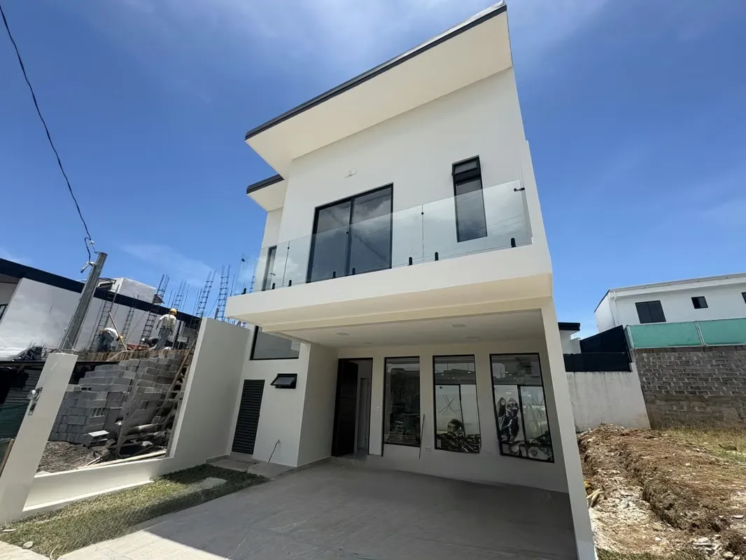 *Venta de casa de lujo en condominio en Tres Rios.