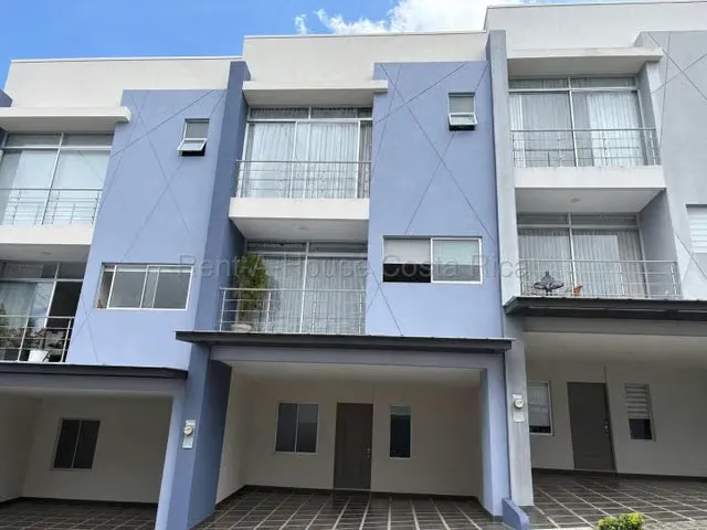 Venta de Casa  tres niveles en condominio en Santo Domingo Heredia