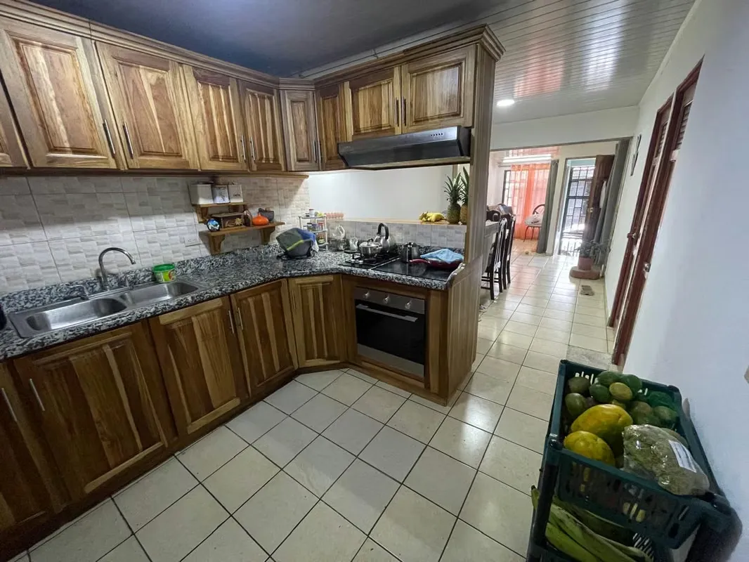 Oportunidad: Amplia Casa de 5 Habitaciones en Alajuelita – Espacio, Comodidad y Excelente Ubicación
