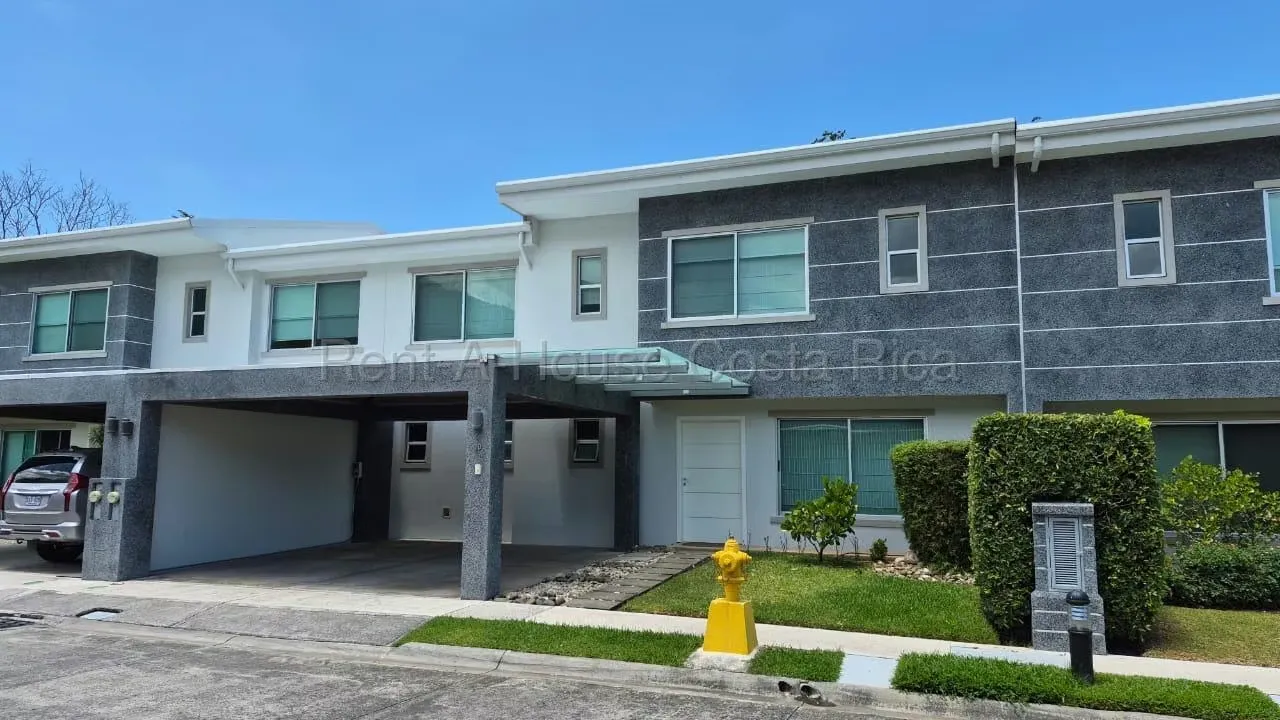 Venta de Casa en Piedades de Santa Ana RZ