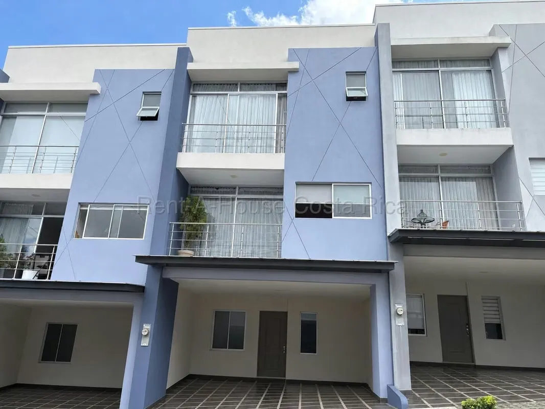 Venta de Casa  tres niveles en condominio en Santo Domingo Heredia