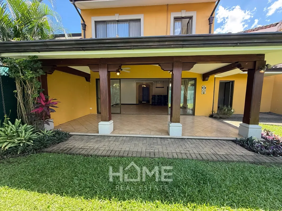 Hermosa Casa en Alquiler en Condominio Exclusivo – Santa Ana