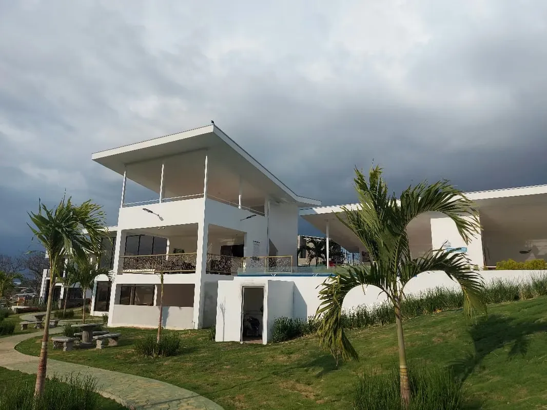 Ubicado a solo *1.5 km de Escazú Village*, dentro de un exclusivo condominio con seguridad, calles adoquinadas y ...